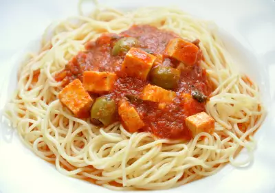 Томатный соус с тофу и оливками для спагетти