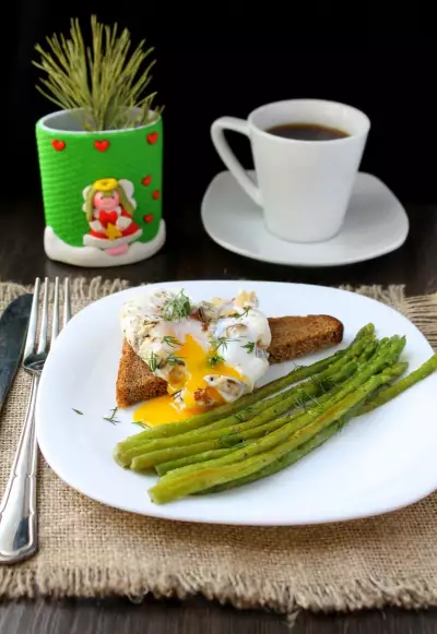 Легкий завтрак с яйцом пашот и рисом
