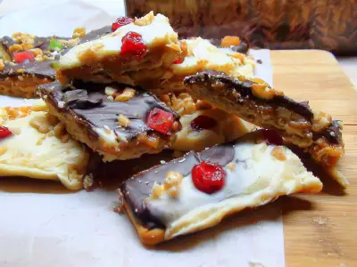 Печенье с ирисками орехами и шоколадом в белом и чёрном исполнении