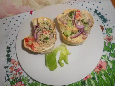Овощной салат с кускусом в съедобных стаканчиках