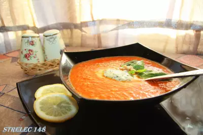 Суп пюре гусарский с соусом из крабов и базилика