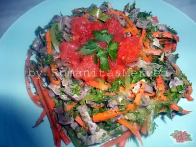 Салат из запеченых овощей и куриных желудочков