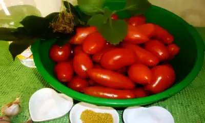 Маринуем помидоры с имбирем