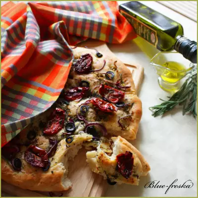 Фокаччо с вяленными помидорами, маслинами и красным луком.