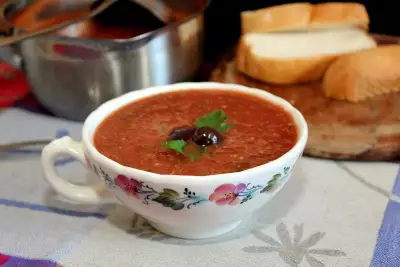 Томатный суп с пастой из маслин и каперсов