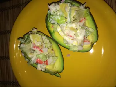 Лодочки из авокадо с овощами и крабовыми палочками
