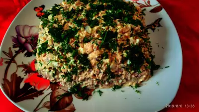 Рыбный салат с лапшой быстрого приготовления. фото