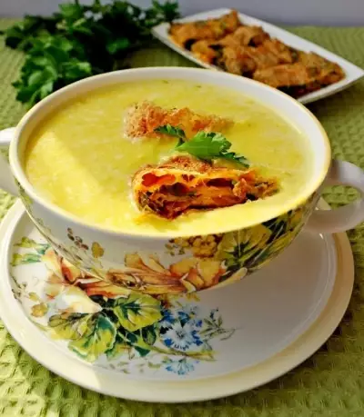 Крем-суп из тыквы с сырными рулетиками