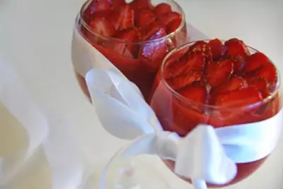 Десерт: fraise écrasée (с франц. "ярко-красный")