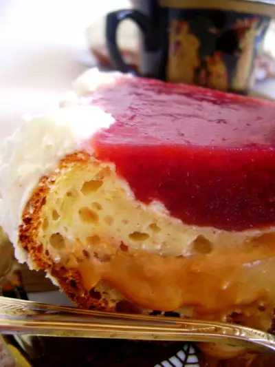Творожный пирог с кремом и абрикосовым желе.