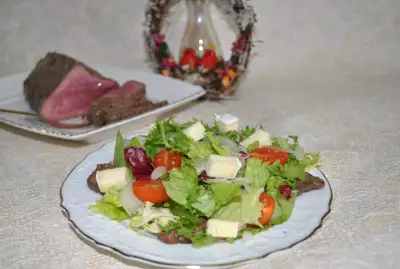 Праздничный салат с ростбифом, сыром и свежими овощами
