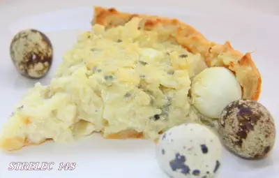 Пирог сырный с цветной капустой и перепелиными яйцами