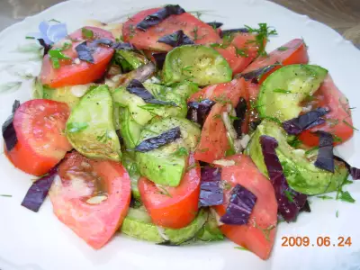 Салат с печенными кабачками и свежими помидорами.