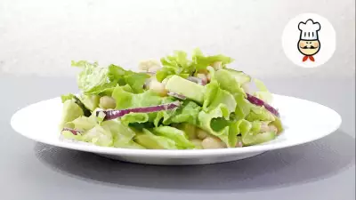 Постный салат с авокадо и фасолью