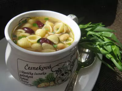 Суп с макаронами фасолью и тархуном pasta e fagioli