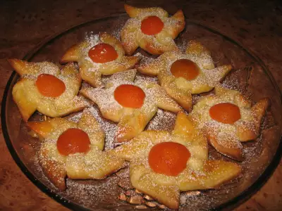 Ватрушки с консервированными абрикосами