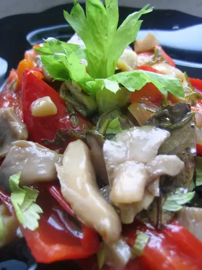 Маринованный салат-закуска из перцев и грибов