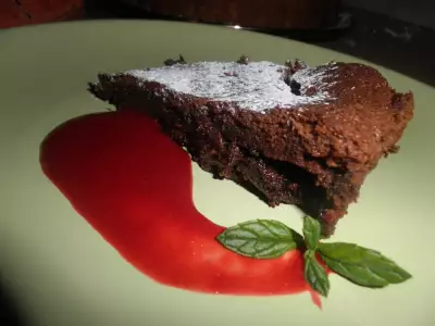 Шоколадный торт с батончиками марс без муки и с малиновым соусом