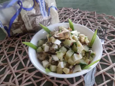 Салат с рисом, огурцом и мидиями