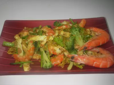 Жареный рис с креветками, овощами и омлетом