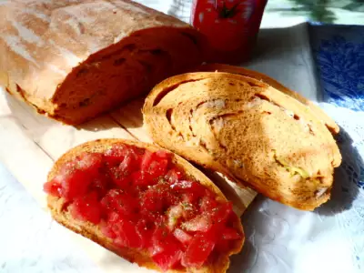 Закусочный хлеб с тунцом,оливками,сыром,на томатном соке томато густо.
