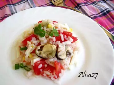 Летний салатик с мидиями рисом и помидорами
