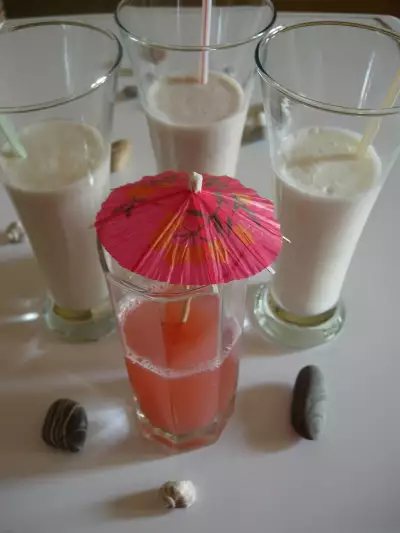 Возле барной стойки- коктейли с  кокосовым  ликером  "malibu".