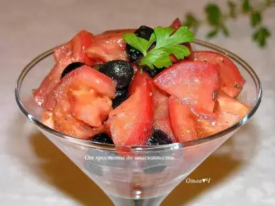 Салат из помидоров с маслинами и кедровым маслом