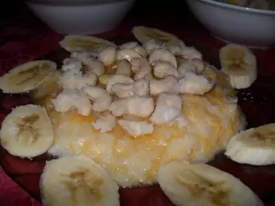 Молочная рисовая каша с тыквой,карамельными орешками и  бананом. дуэль.