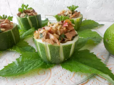Салат в тайском стиле в огуречных "чашечках"