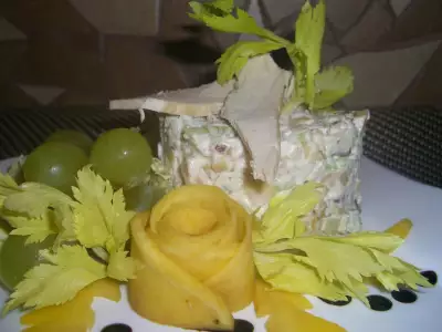 Салат с курицей и манго