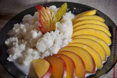 Тайский рис с кокосовым соусом и манго