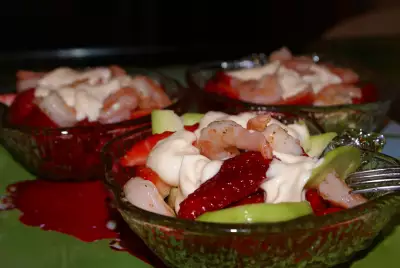 Салат коктейль из авокадо с креветками и клубникой
