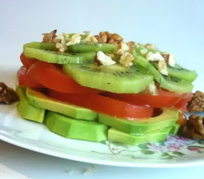 Салат с авокадо,киви,томатом и грецкими орехами