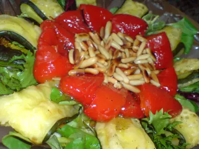 Салат из запечённых перцев и цуккини с сыром