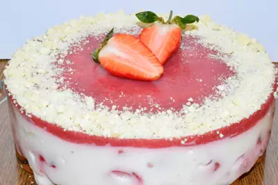 Клубнично-йогуртовый торт без выпечки