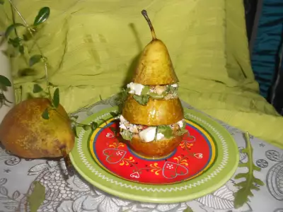 Салат с фетой, грецкими орехами и рукколой в груше