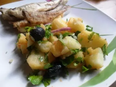 Тёплый картофельный салат с красным луком и маслинамии