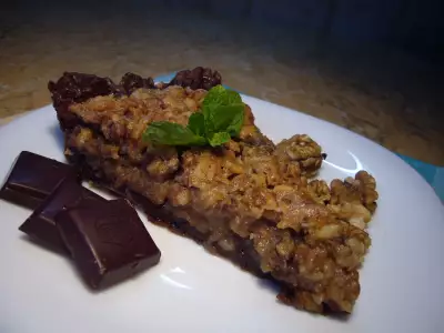 Шоколадный пирог с грецкими орехами и сливочной карамелью.
