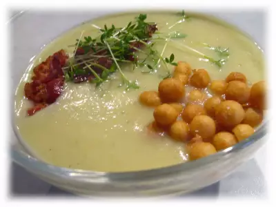 Сельдерейно яблочный суп пюре с беконом и кресс салатом