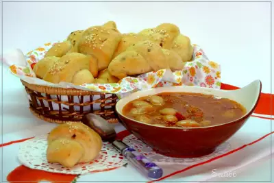 Томатный суп с гигантской фасолью и постными картофельными рогаликами + булочки с зеленым луком