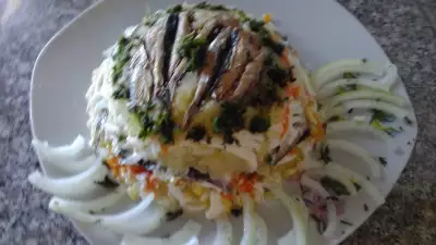 Слоеный салат со шпротами салат шпроты на снегу