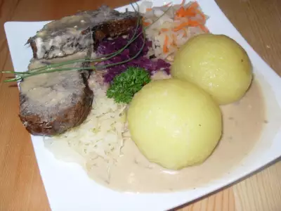 Говядина тущеная в кислом соусе с картофельными клецками (sauerbraten mit klöße )