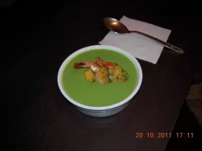 Суп-пюре из зеленого горошка с креветками