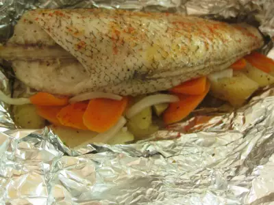 Рыбка гренадер с овощами и два соуса