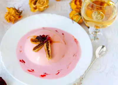 Инжирная панна котта «розовые грезы» с нежным кремом и винно-розовым соусом