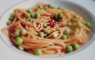 Спагетти с зеленым горошком