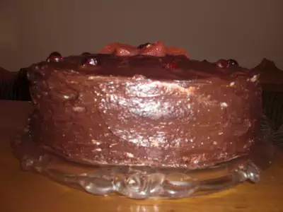 Бисквитный шоколадный торт с ванильно шоколадным кремом залитый ганашом