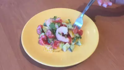 Полезный салат с креветками и авокадо. видео