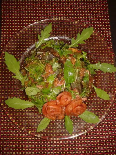 Салат из листовой зелени с семгой холодного копчения